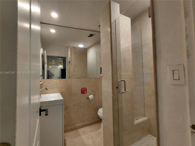 Дом в аренду по адресу 1050 NE 82nd St 3 - фото 7515127