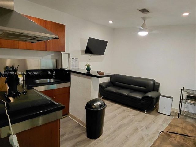 Дом в аренду по адресу 1050 NE 82nd St 3 - фото 7515128