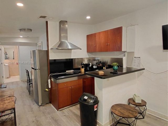 Дом в аренду по адресу 1050 NE 82nd St 3 - фото 7515129