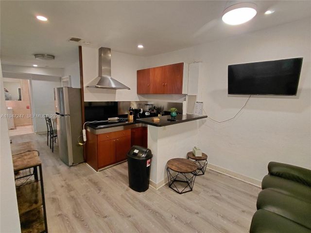 Дом в аренду по адресу 1050 NE 82nd St 3 - фото 7515130