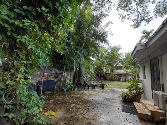 Дом в аренду по адресу 1050 NE 82nd St 3 - фото 7515132