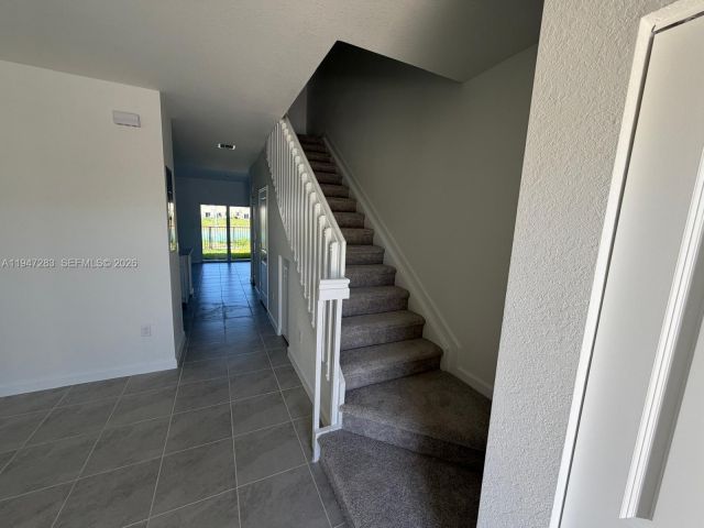 Дом в аренду по адресу 2732 SE 26 AVE 2732 - фото 7505472