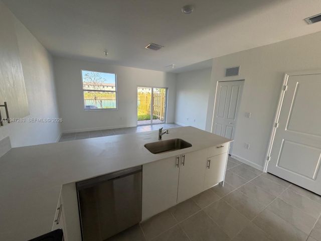 Дом в аренду по адресу 2732 SE 26 AVE 2732 - фото 7505474