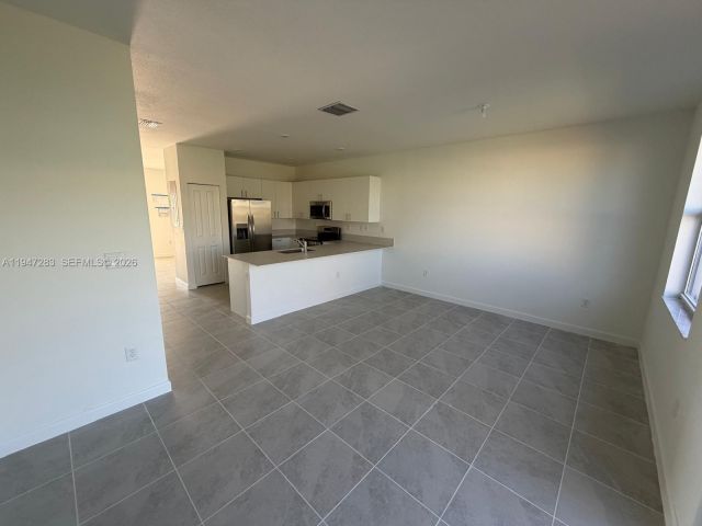 Дом в аренду по адресу 2732 SE 26 AVE 2732 - фото 7505475