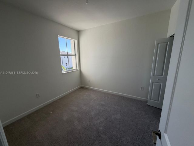 Дом в аренду по адресу 2732 SE 26 AVE 2732 - фото 7505480