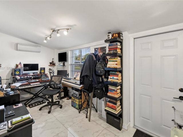 Продажа дома по адресу 117 SW 6th St - фото 7137578