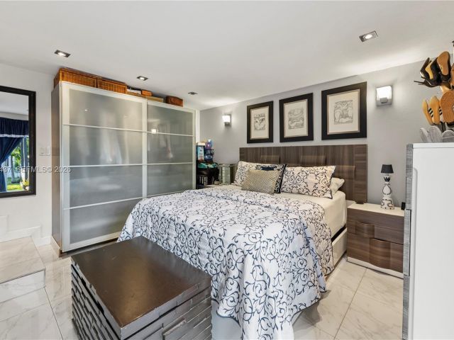 Продажа дома по адресу 117 SW 6th St - фото 7137580