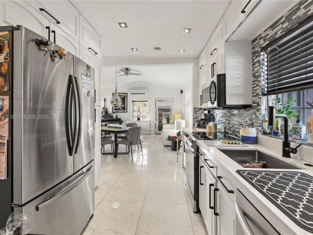 Продажа дома по адресу 117 SW 6th St - фото 7137584