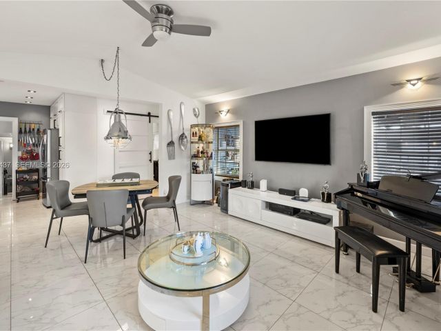 Продажа дома по адресу 117 SW 6th St - фото 7137586