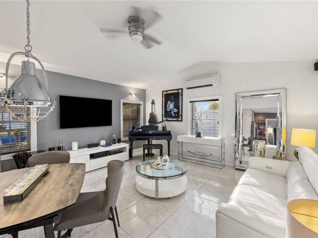 Продажа дома по адресу 117 SW 6th St - фото 7137587