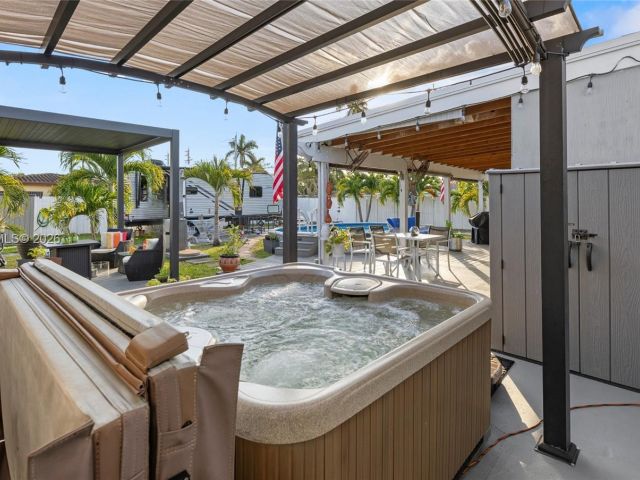 Продажа дома по адресу 117 SW 6th St - фото 7137590