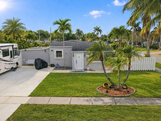 Продажа дома по адресу 117 SW 6th St - фото 7137593