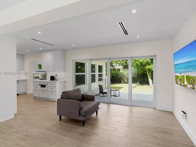 Дом в аренду по адресу 251 NE 44th St 251 - фото 7144669