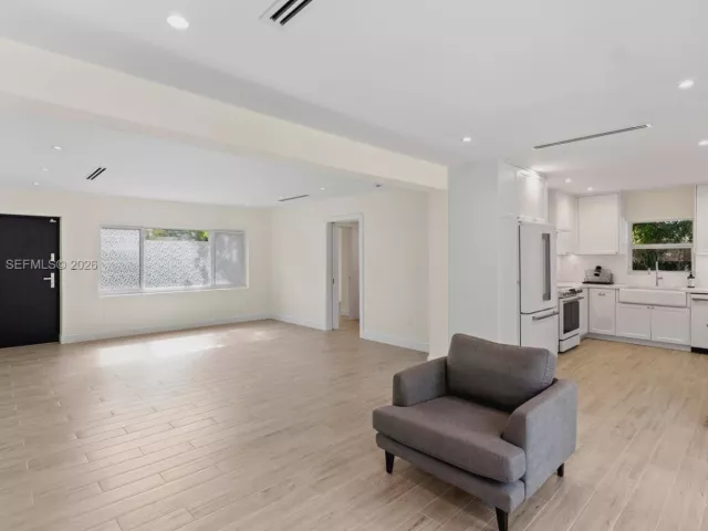 Дом в аренду по адресу 251 NE 44th St 251 - фото 7144670