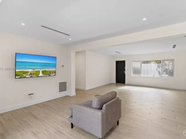 Дом в аренду по адресу 251 NE 44th St 251 - фото 7144671