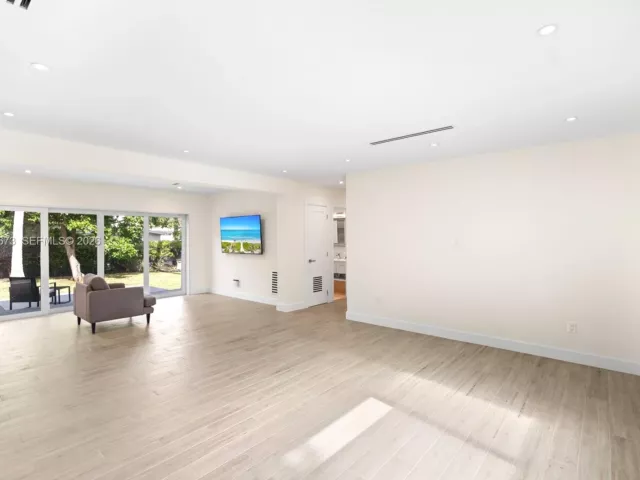 Дом в аренду по адресу 251 NE 44th St 251 - фото 7144672