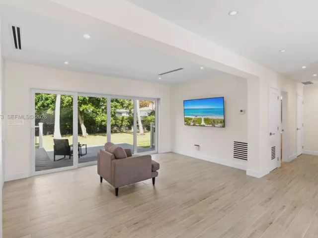 Дом в аренду по адресу 251 NE 44th St 251 - фото 7144673