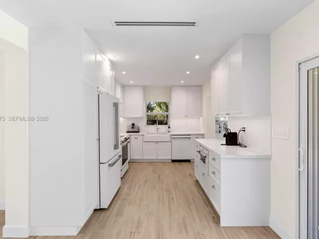 Дом в аренду по адресу 251 NE 44th St 251 - фото 7144660