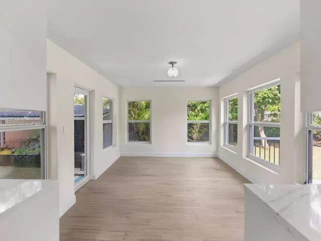 Дом в аренду по адресу 251 NE 44th St 251 - фото 7144661