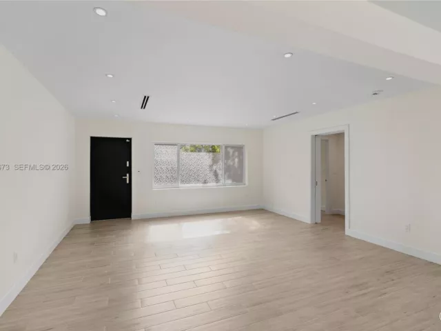 Дом в аренду по адресу 251 NE 44th St 251 - фото 7144666