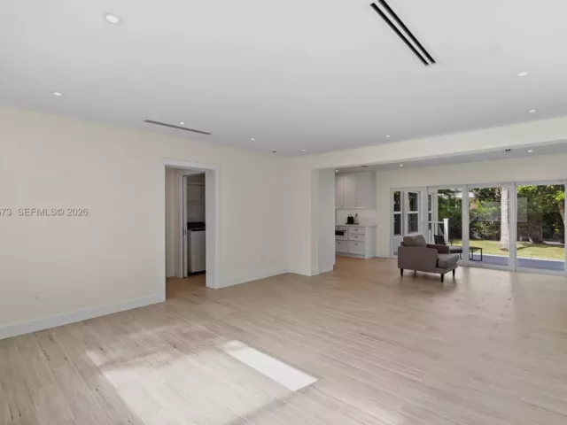 Дом в аренду по адресу 251 NE 44th St 251 - фото 7144667