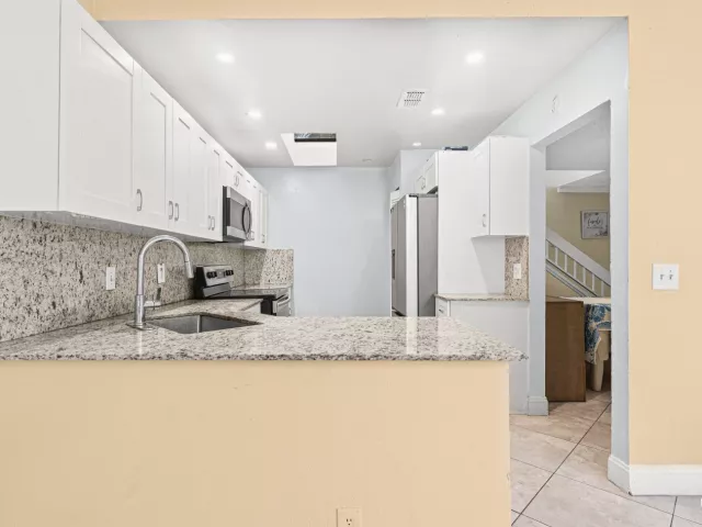 Продажа дома по адресу 4134 NW 2nd Lane - фото 9362978