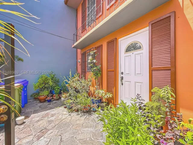 Продажа дома по адресу 2205 NE 123rd St 2205 1/2 - фото 7780860