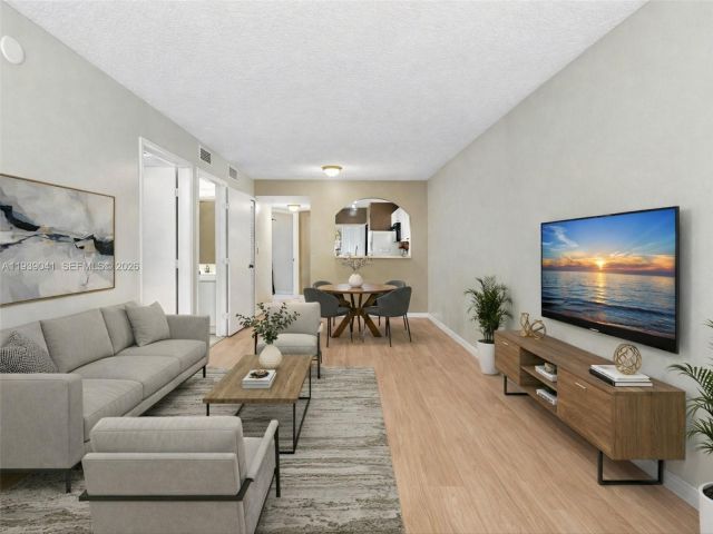 Дом в аренду по адресу 1271 SE 28th Ct 105 - фото 7468292