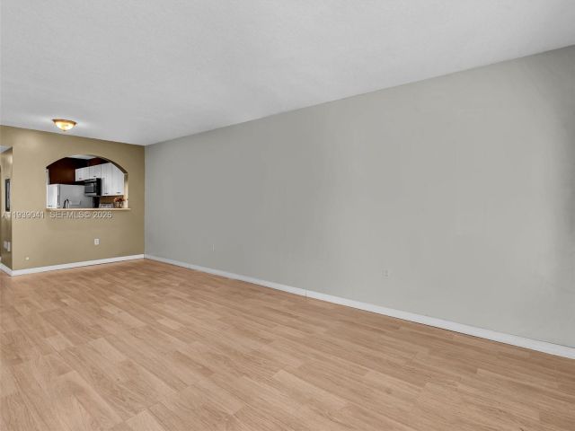 Дом в аренду по адресу 1271 SE 28th Ct 105 - фото 7468296