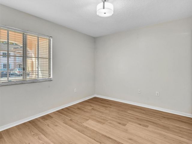 Дом в аренду по адресу 1271 SE 28th Ct 105 - фото 7468298