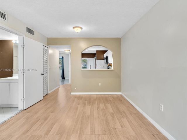 Дом в аренду по адресу 1271 SE 28th Ct 105 - фото 7468301