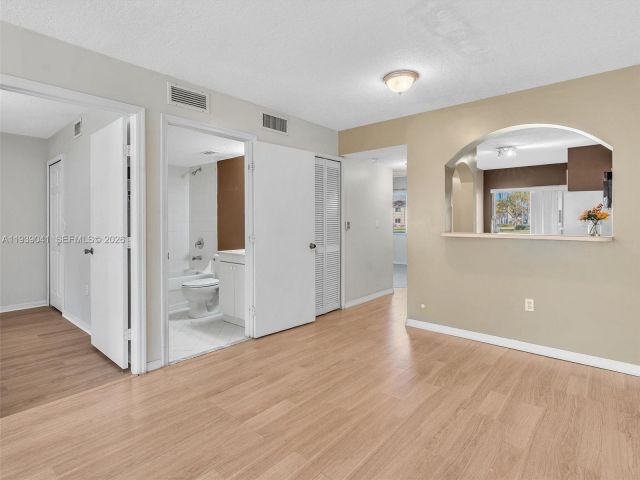 Дом в аренду по адресу 1271 SE 28th Ct 105 - фото 7468302