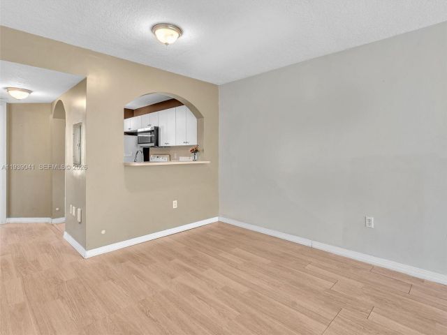 Дом в аренду по адресу 1271 SE 28th Ct 105 - фото 7468303