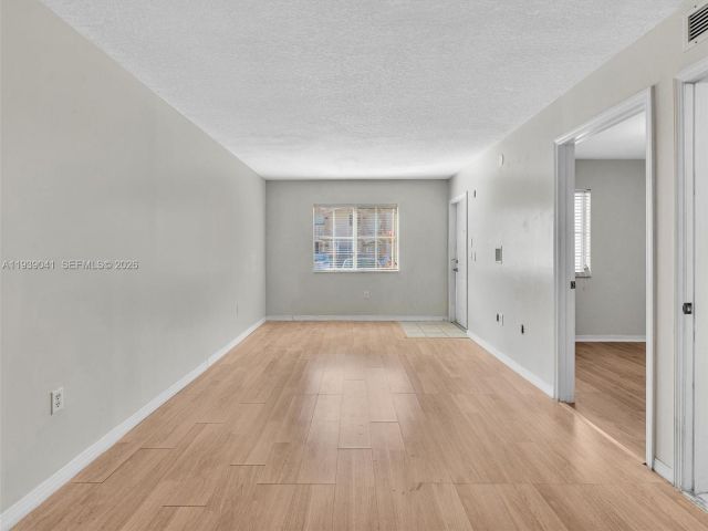 Дом в аренду по адресу 1271 SE 28th Ct 105 - фото 7468304