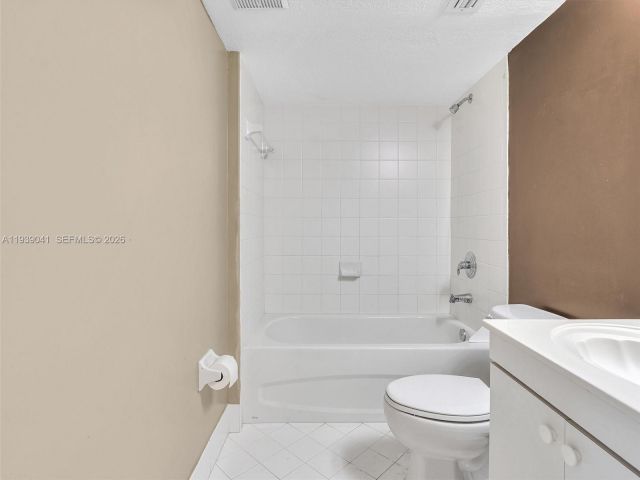 Дом в аренду по адресу 1271 SE 28th Ct 105 - фото 7468306