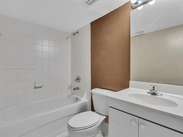 Дом в аренду по адресу 1271 SE 28th Ct 105 - фото 7468307