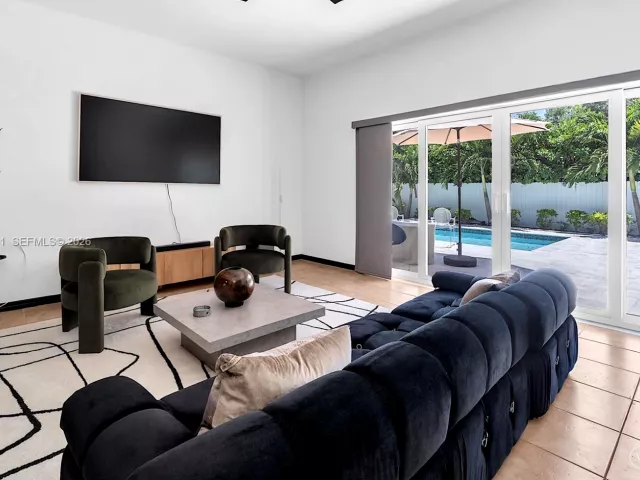 Продажа дома по адресу 660 NE 121st St - фото 7233550