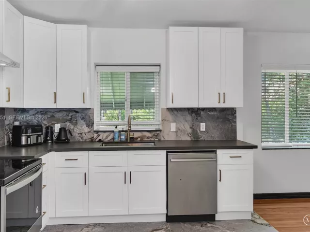 Продажа дома по адресу 660 NE 121st St - фото 7233556