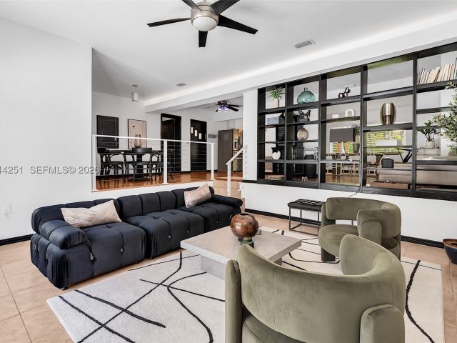 Продажа дома по адресу 660 NE 121st St - фото 8455731