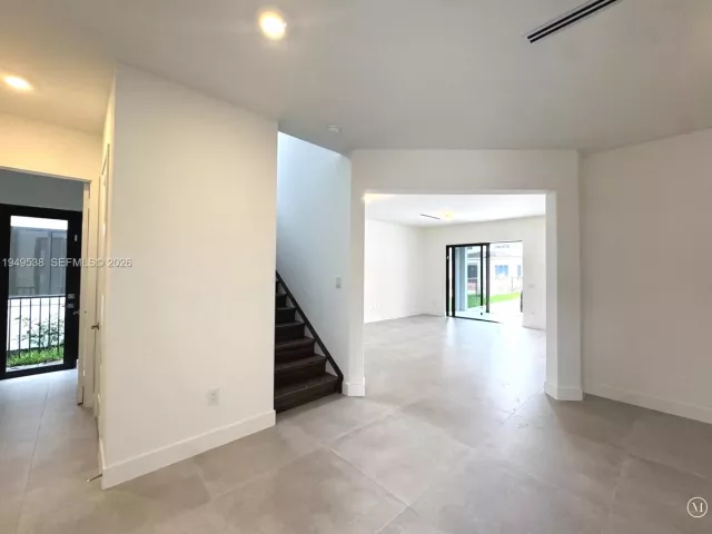 Дом в аренду по адресу 19670 NE 14th Ct 19670 - фото 7174884