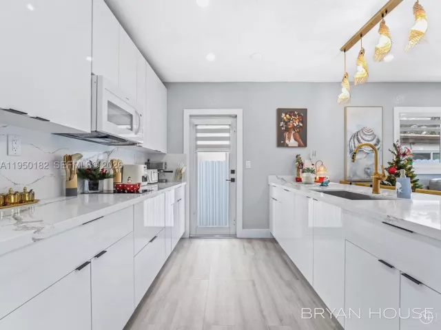 Продажа дома по адресу 3341 NW 20th St - фото 9144491