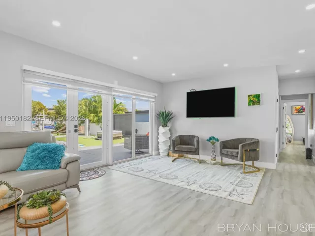 Продажа дома по адресу 3341 NW 20th St - фото 9144495