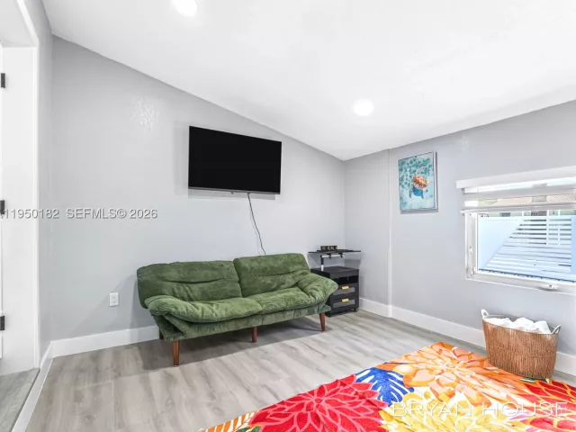 Продажа дома по адресу 3341 NW 20th St - фото 9144499