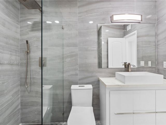 Дом в аренду по адресу 1581 Normandy Dr - фото 7192711