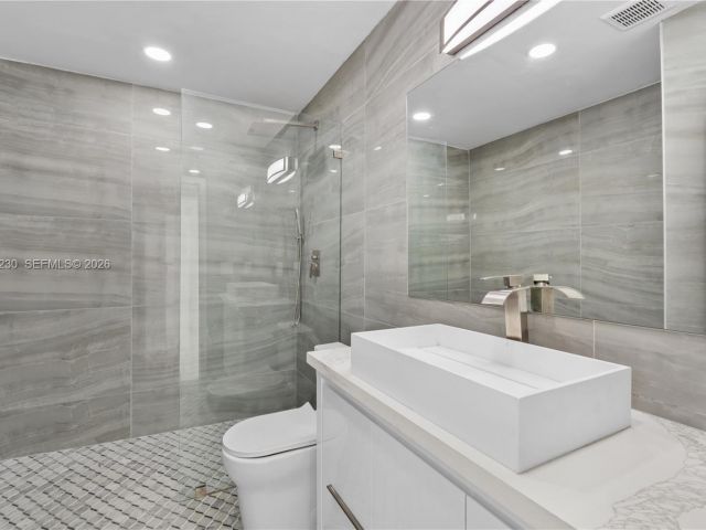 Дом в аренду по адресу 1581 Normandy Dr - фото 7192714