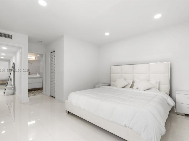 Дом в аренду по адресу 1581 Normandy Dr - фото 7192728