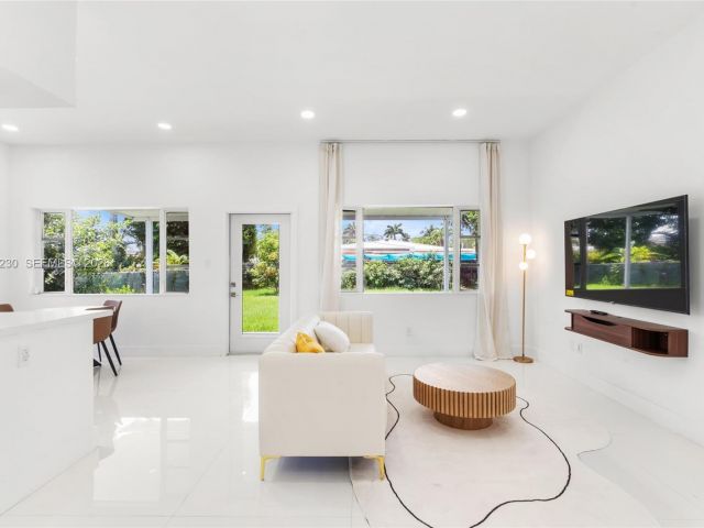 Дом в аренду по адресу 1581 Normandy Dr - фото 7192730