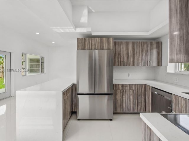 Дом в аренду по адресу 1581 Normandy Dr - фото 7192731