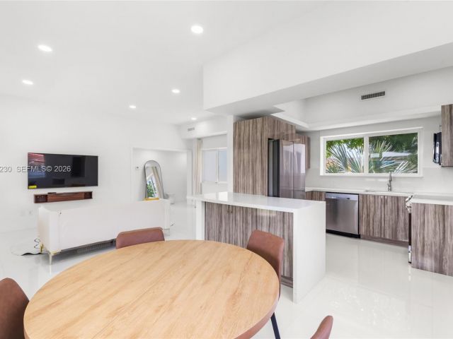 Дом в аренду по адресу 1581 Normandy Dr - фото 7192734