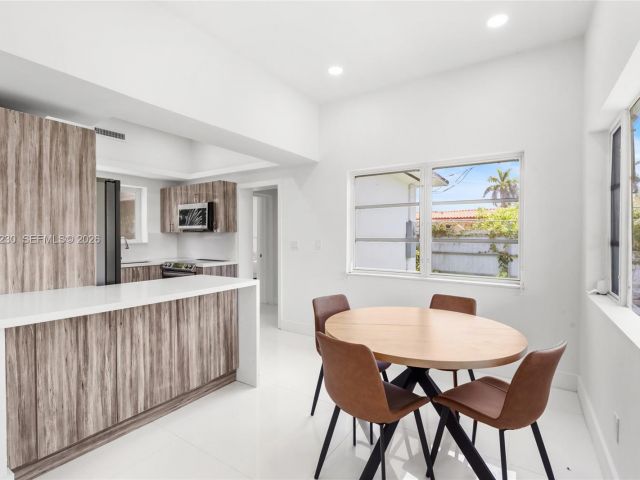 Дом в аренду по адресу 1581 Normandy Dr - фото 7192735